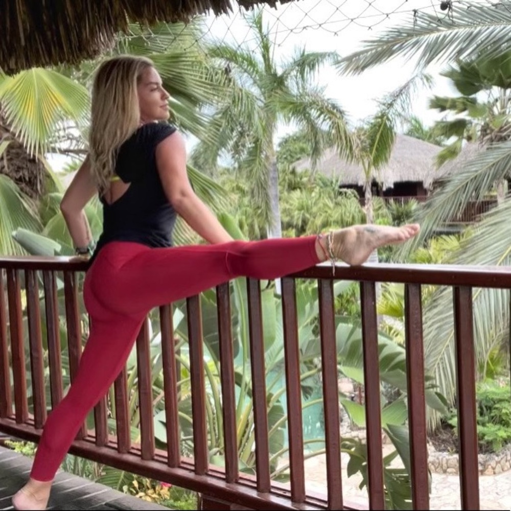 RED Whisper Active 3/4 leggings